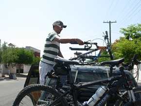 Lenin Montando la Bici de Roldan