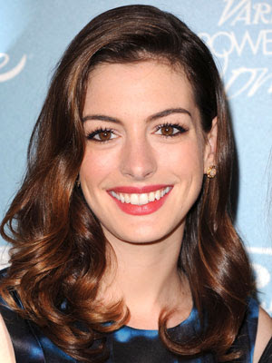 Anne Hathaway Shoulder-Length Wavy Hairstyle