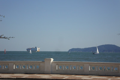 Vista de navio desde a orla marítima de Santos - SP