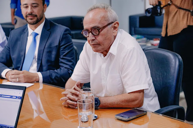 Cícero Lucena exonera equipe, determina que servidores reapresentem certidões e anuncia cruzamento de dados com TCE