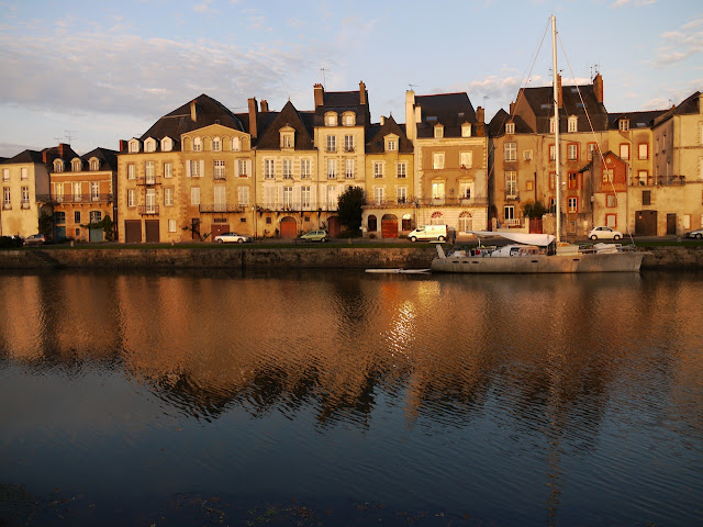 Quai Duguay-Trouin le matin au lever du soleil, la Vilaine et ses bateaux à Redon