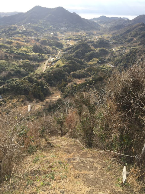 伊予ヶ岳北峰山頂から祠へ続く道