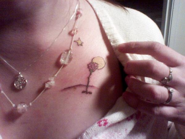 Um Belo Pequeno Rose Tattoo no Peito