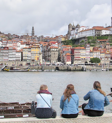 raparigas a olhar para o Porto