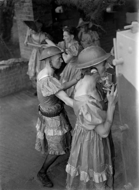 Soldados británicos vestidos de mujeres durante la Segunda Guerra Mundial