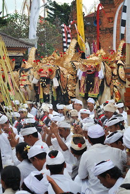 MADE WIJAYA BLOG PENGEROBONGAN TEMPLE FESTIVAL