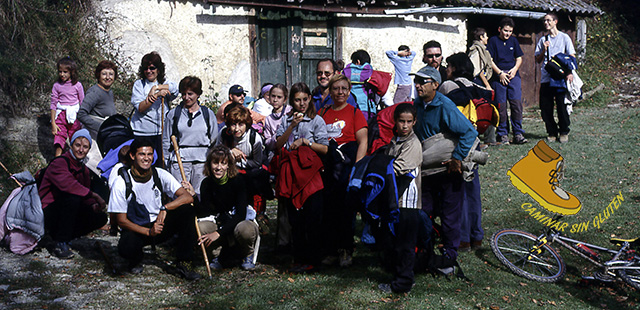Grupo Campamento Otoño 2002 junto a Casa Forestal Bosque de Irati