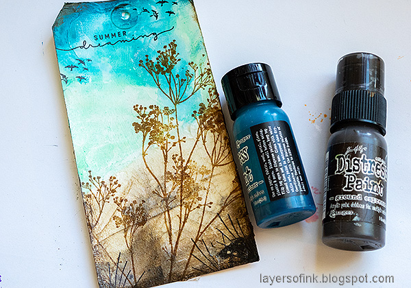 Layers of ink - Summertime Mixed Media Tag Tutorial by Anna-Karin Evaldsson. Paint with Distress Paint.