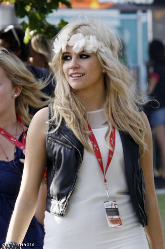 pixie lott hair. Pixie Lott - V Festival - 2009