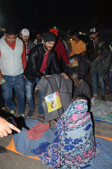 खेसारीलाल यादव ने बांटा गरीबों के बीच कंबल | Khesari Lal Yadav distributed blankets among poor