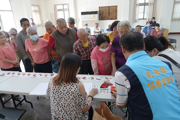 鹿港鎮公所重陽敬老禮金發放 祝賀長者健康呷百二