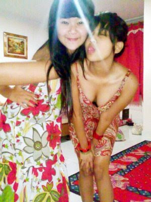 http://specialistbokep1.blogspot.com/2012/02/pose-hot-vanessa-adzaniaa-mantan-dwi.html