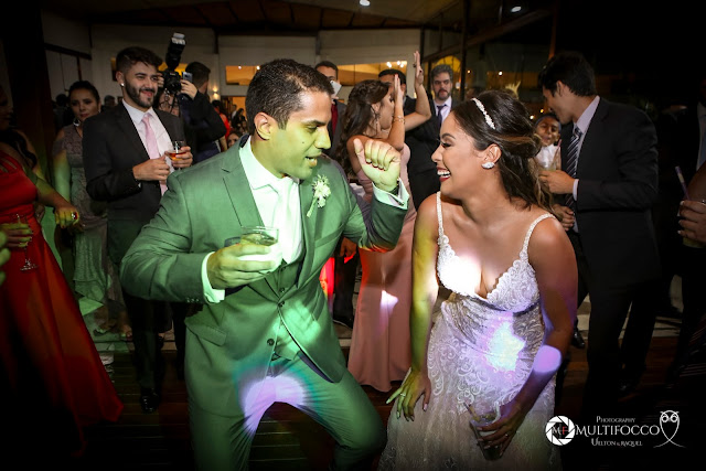 Sítio Geranium, Hyathama Pires, Multifocco, Leilah Cerqueira, casamento a céu aberto, casamento rústico, boho, decoração de casamento, decoração colorida, fotos românticas, foto com madrinhas, madrinhas iguais, Foto com padrinhos, noiva, noivo, noivos dançando