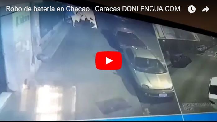 Así de fácil se roban la batería de un carro en Chacao