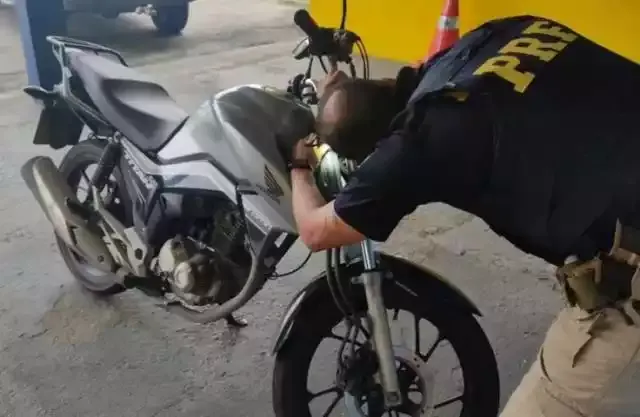 PRF apreende motocicleta clonada na Régis Bittencourt  em Registro-SP