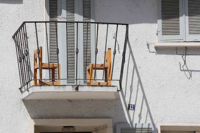 Twee stoelen op een balkon