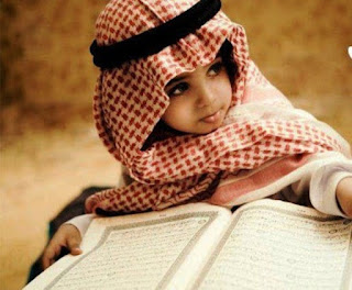 Foto Gambar Anak Muslim Laki-Laki Memegang Alqur'an