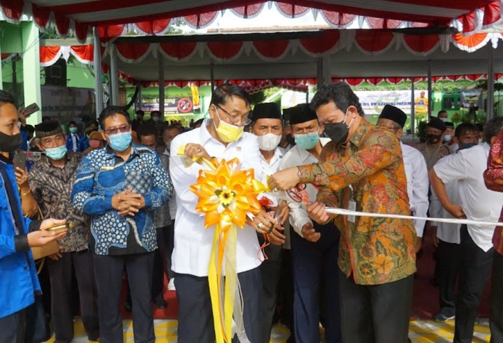 HUT ke- 69, Anggota DPR RI Gandung Pardiman Terus Bergerak Resmikan Gapura SMPN 1 Imogiri 