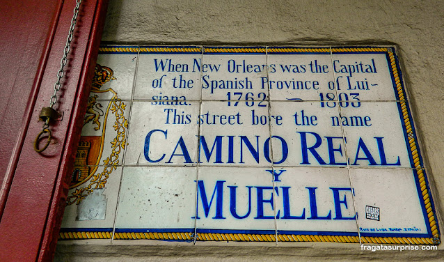 Placa lembra a colonização espanhola no French Quarter, Nova Orleans
