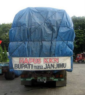 tulisan lucu di belakang mobil truk