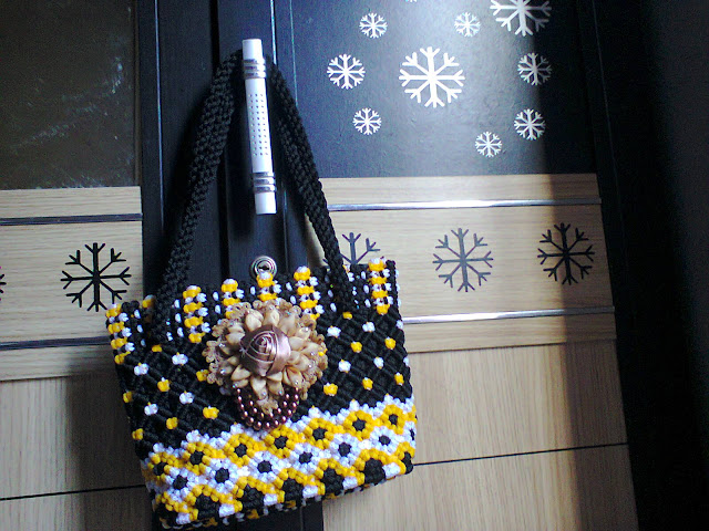 Tas Dari Tali Kur Motif Melati Warna Kuning Hitam dan Putih