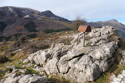 Cima de Atxuri, Gorbeia al fondo