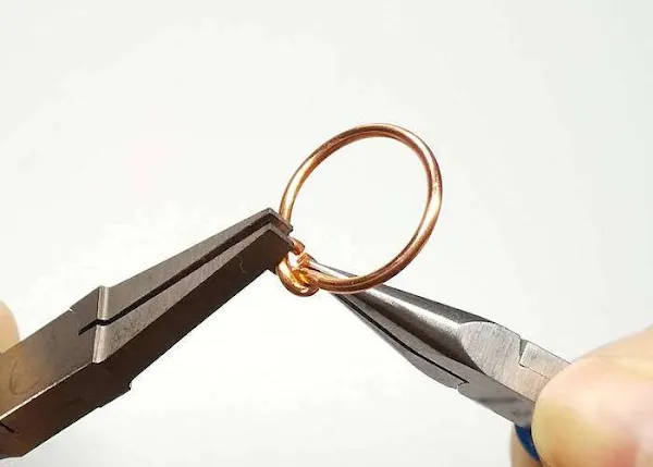結び目飾りのワイヤーリングの作り方A step5:ワイヤーの端を合わせる