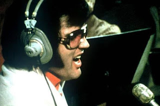 Elvis canta una canzone