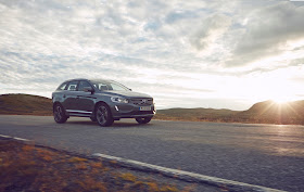 Front 3/4 view of 2017 Volvo XC60 T6 AWD Inscription