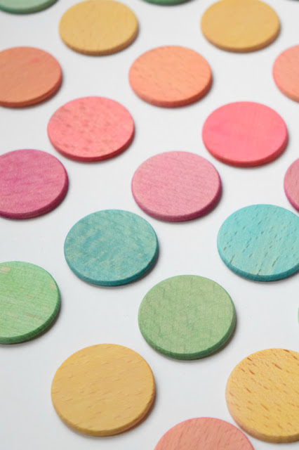 Dyed colored wooden discs for learning or playing