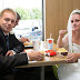 عروسان بريطانيان يحتفلان بزفافهما في الماكدونالدز