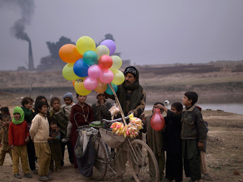 Foto de la Semana: "El vendedor de globos en Islamabad"