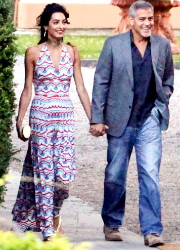 Foto de George Clooney agarrando de la mano a Amal Ramzi