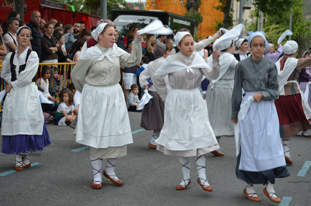 Amaia lleva hasta las fiestas de Llano las danzas vascas al aroma del chocolate de San Juan