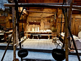 Iles Lofoten Borg L'intérieur de la maison viking, la salle de vie : le feu : la cuisson des aliments