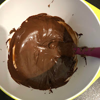 Mélange du chocolat fondu avec le Nutella