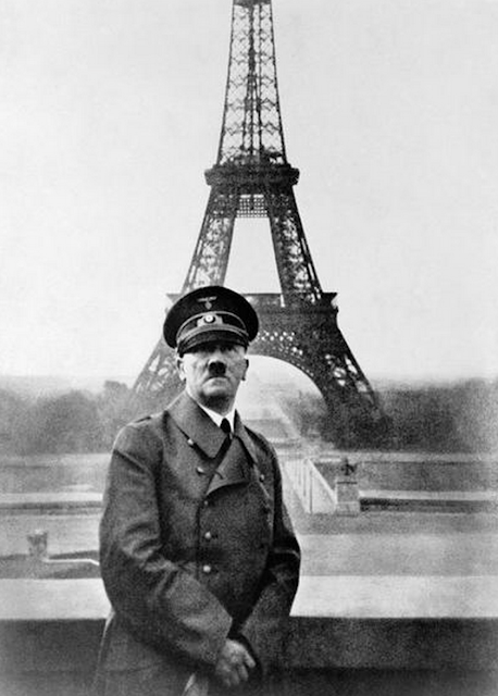 La torre Eiffel durante la ocupación nazi