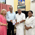 डॉ विश्वास मेहता ने केरल के मुख्यमंत्री पिनाराई विजयन को अपनी पुस्तक अति जीवनम (सर्वाइवल) की प्रति भेंट की