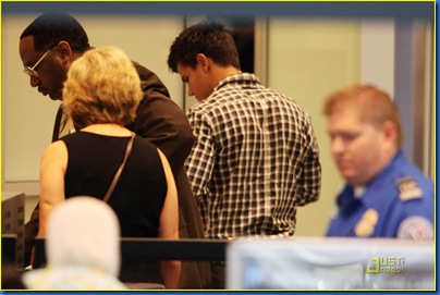 taylor-lautner-leaves-lax-03