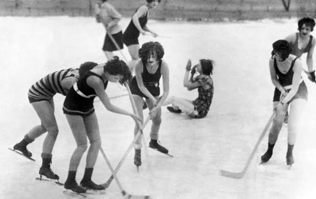 Hockey sobre hielo femenino en bañador en la década de 1920