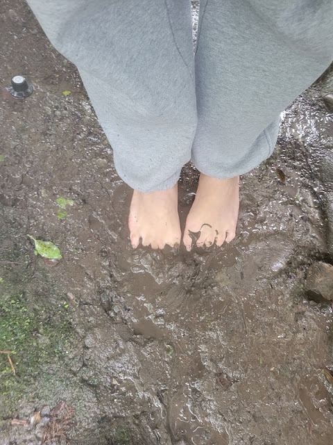 把腳趾深入泥巴，吸收土地的能量。