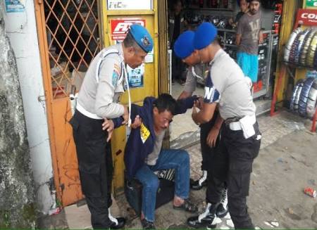 Memalukan...Wakapolsek Mabok Sambil Ngacungkan Senjata ke Warga