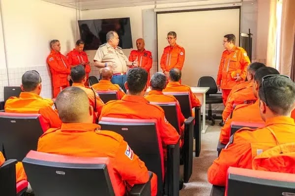 Bombeiros da Bahia enviam equipe para auxiliar no resgate de vítimas das chuvas no RS