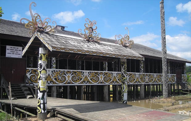 Rumah Adat Kalimantan Timur (Rumah Lamin), Gambar, dan 