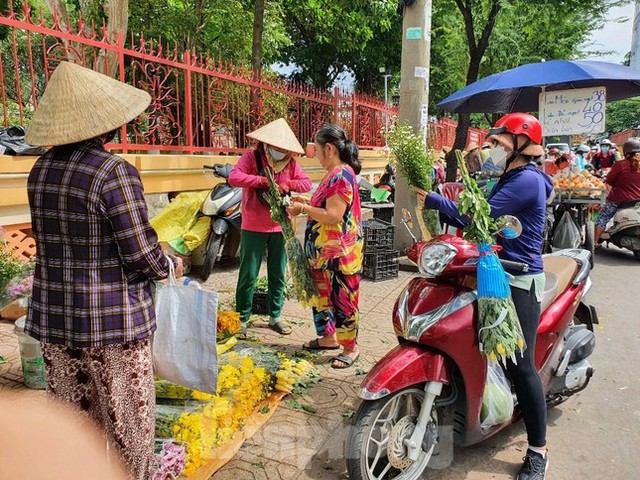 Hoa trái trước lễ Vu Lan đắt như tôm tươi, không đủ hàng để bán  - Ảnh 7.