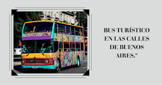 Un bus turístico colorido recorriendo las calles de Buenos Aires.