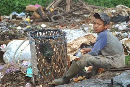 Hasil gambar untuk pemulung sampah anak-anak