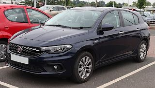 Une Fiat Tipo stationnant dans un parking