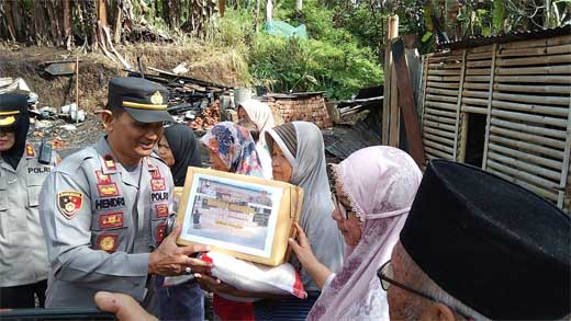 Kapolsek Iv Koto Agam Gelar Bakti Sosial Bagi-Bagi Sembako