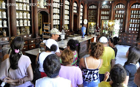 Visitantes en el Museo Farmacéutico Ernesto Triolet, en la ciudad de Matanza. 